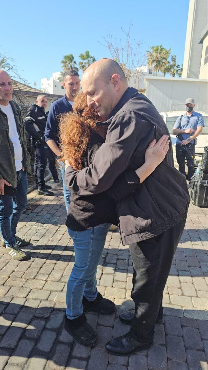 נפתלי בנט בזירת הנפילה בנהריה