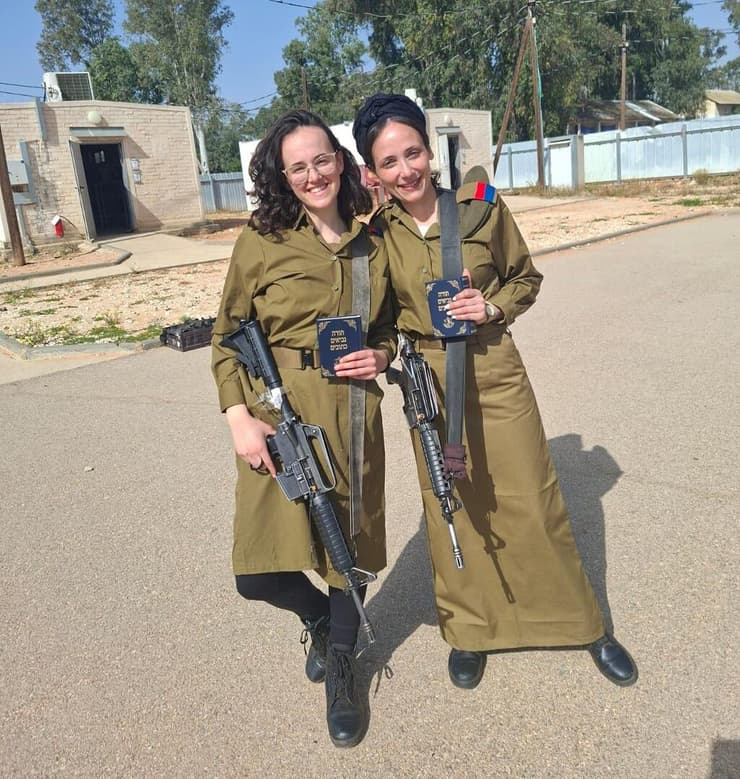 מימין לשמאל: שגית מלכא ורחלי פרנקל