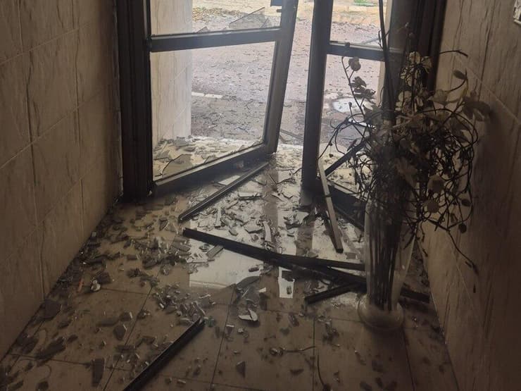 נזק בחולון (צילום: מאיר תורג'מן ) פגיעה ישירה בחולון