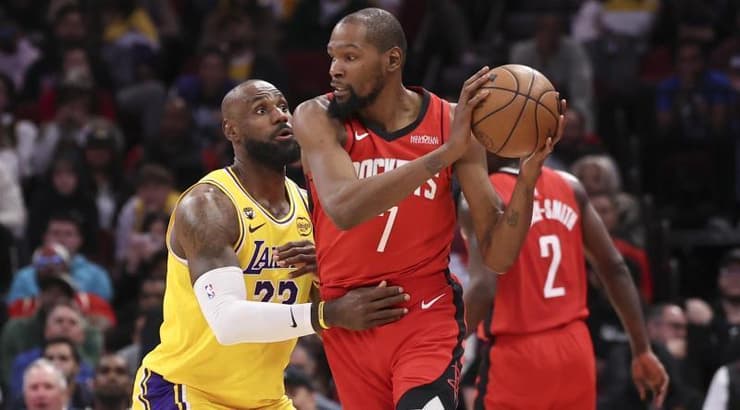 לברון ג'יימס שומר על קווין דוראנט