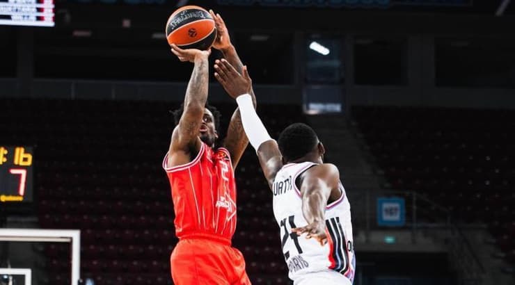 אנטוניו בלייקני זורק