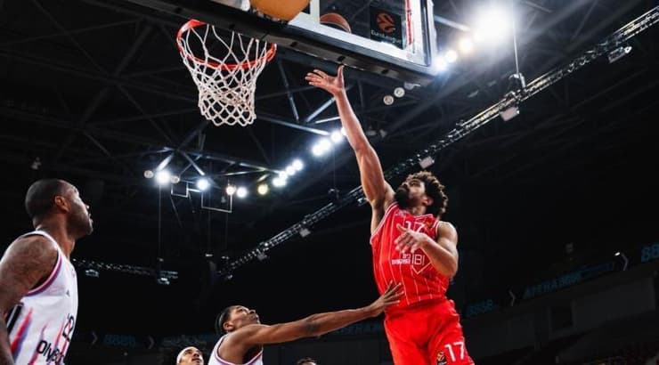 קולין מלקום עולה לסל