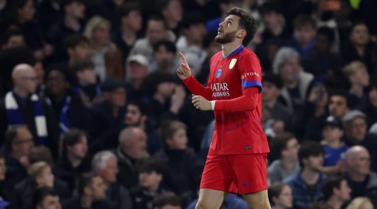 חביצ'ה קברצחאליה מצביע לשמיים