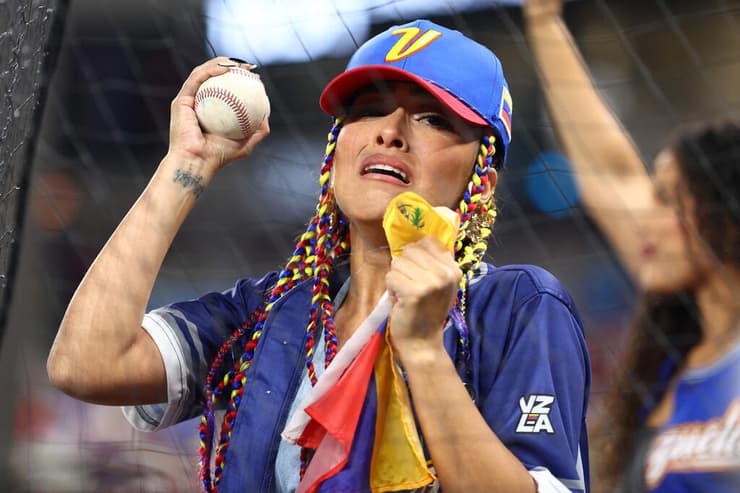 אוהדת ונצואלה נרגשת ביציע