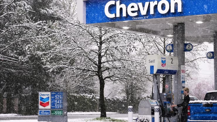 תחנת דלק במדינת וושינגטון, בשבוע שעבר. מחירי הדלק בארה"ב טיפסו כבר לרמתם הגבוהה ביותר מאז 2024