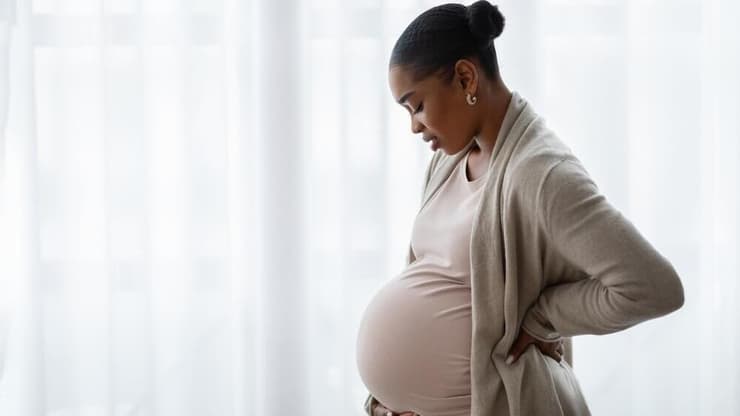 אמריקאית ממוצא אפריקאי בהיריון