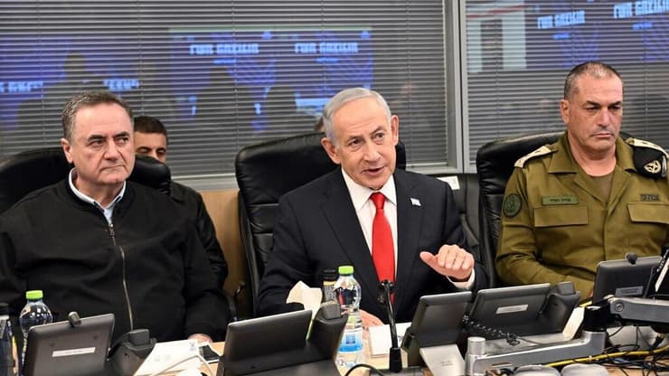לא חותמת גומי. זמיר, נתניהו וכ"ץ (צילום: חיים צח, לע״מ) ראש הממשלה בנימין נתניהו בבור בקריה