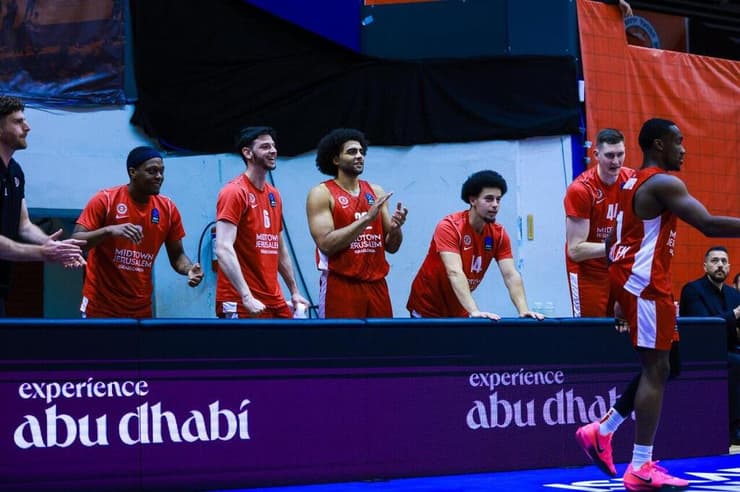 יוצאים לגיבושון מקצועי. שחקני הפועל ירושלים (צילום: מיכל בן גיגי) שחקן הפועל ירושלים קשיוס ווינסטון, רועי פריצקי, אנתוני לאמב, דמיטרי סקפינצב