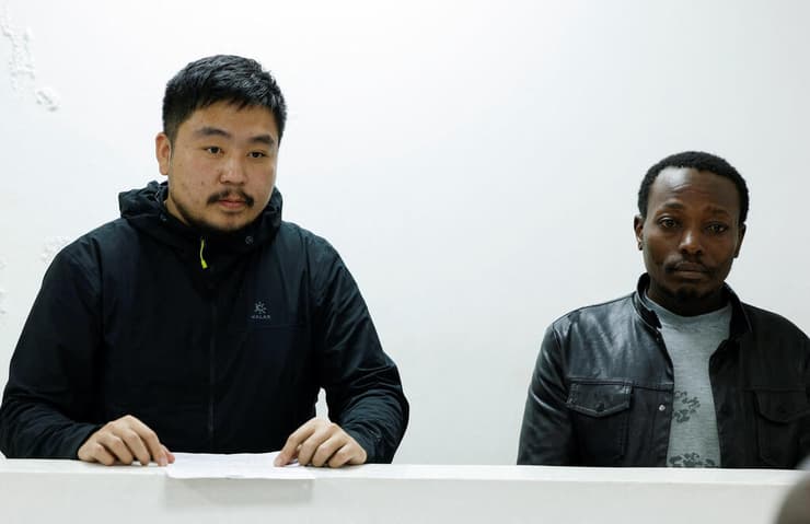 ג'אנג קקון (משמאל) ושותפו לפשע צ'ארלס מוואנגי בבית המשפט בניירובי, בירת קניה