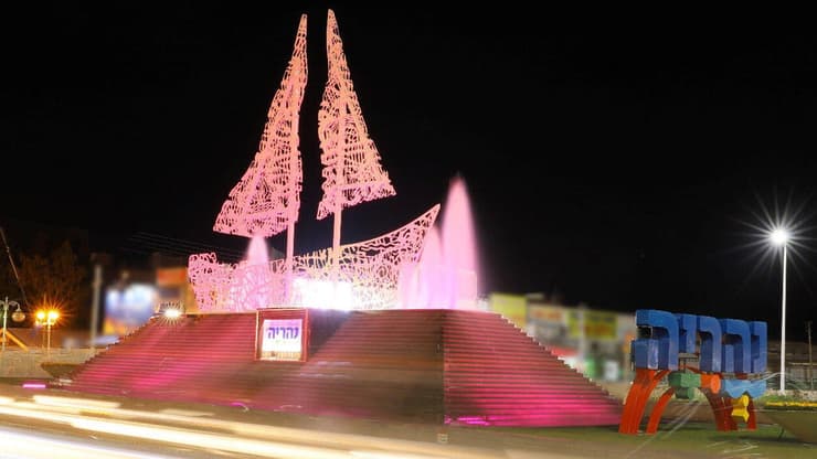 מייצג הסירה בכניסה לעיר