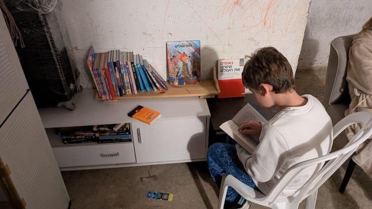 "הספרים הפכו לגורם שמסיח את הדעת". הספרייה שבנה אוליבר במקלט בבניין "הספרים הפכו לגורם שמסיח את הדעת". הספרייה שבנה אוליבר במקלט בבניין