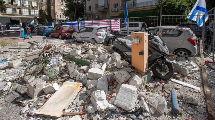 זירת הנפילה ברמת גן (צילום: עידו ארז) זירת הנפילה ברמת גן