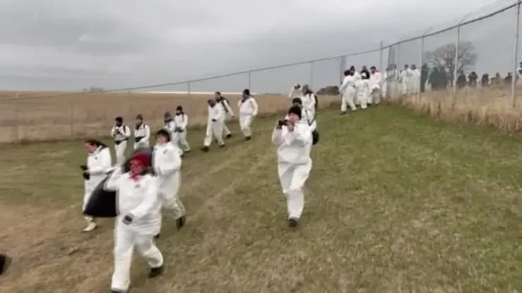 עשרות הפעילים למען זכויות בעלי החיים, לאחר שפרצו את גדרות חוות רידגלן