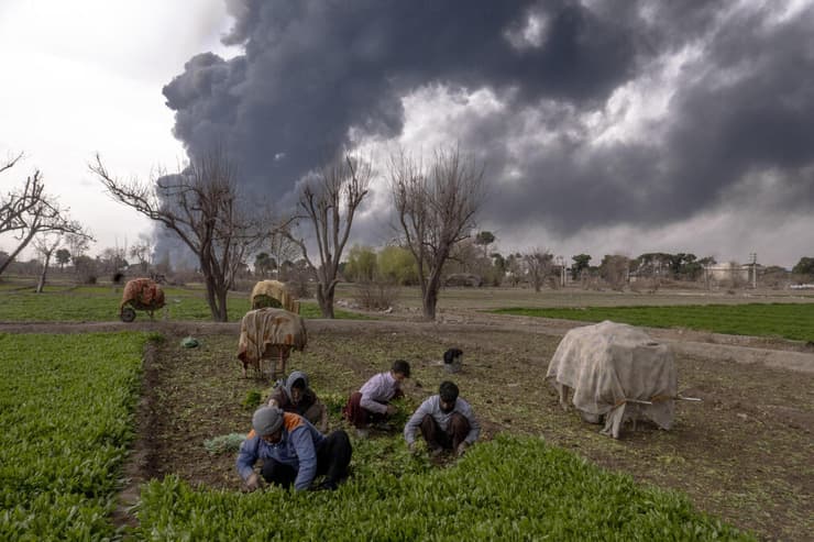 עשן עולה ממתקני נפט בטהרן לאחר תקיפות של צה"ל (צילום: Majid Saeedi/Getty Images) עשן עולה ממתקני נפט בטהרן לאחר תקיפות של צה"ל