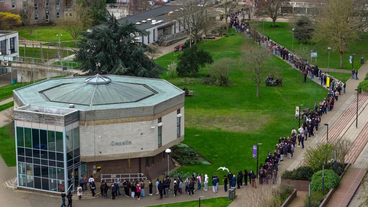 סטודנטים ואנשי צוות ממתינים לקבלת אנטיביוטיקה באוניברסיטת קנט, קנטרברי, אנגליה