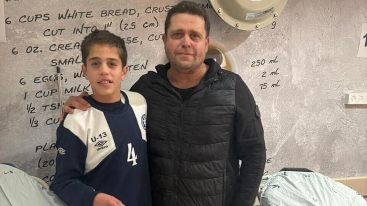 עוז הדרי עם אחד מילדיו בבית חולים