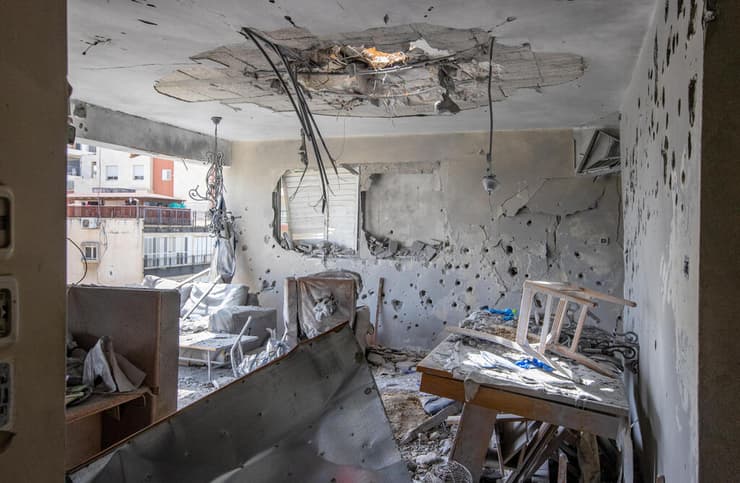 דירה שנפגעה ברמת גן (צילום: עידו ארז) זירת הנפילה ברמת גן