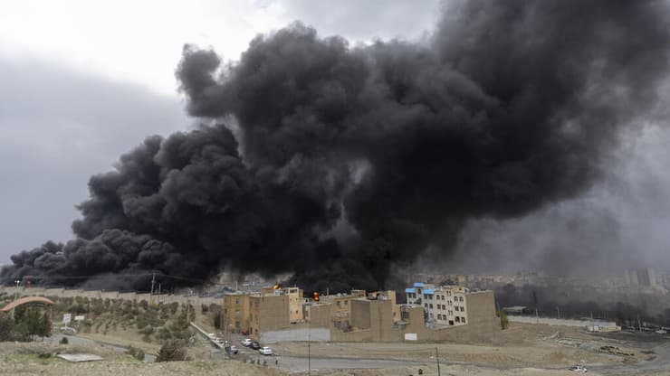 עשן עולה ממתקני נפט בטהרן לאחר תקיפות של צה"ל