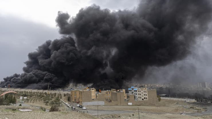 עשן עולה ממתקני נפט בטהרן לאחר תקיפות של צה"ל