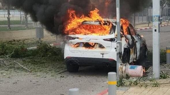 רכב עולה באש