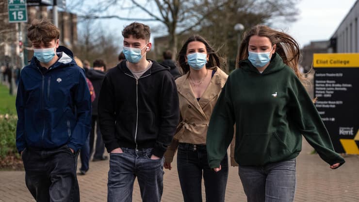 סטודנטים ואנשי צוות ממתינים לקבלת אנטיביוטיקה באוניברסיטת קנט, קנטרברי, אנגליה