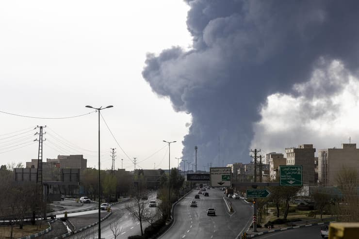 עשן עולה ממתקני נפט בטהרן לאחר תקיפות של צה"ל