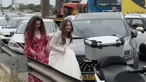 כלה יוצאת ממכונית באזעקה ומחפשת מרחב מוגן בכביש 4 