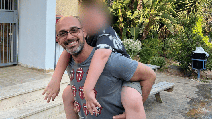 גל עם אחד מהחניכים. מספק עבורם את תחושת הביטחון העמוקה שחסרה להם   