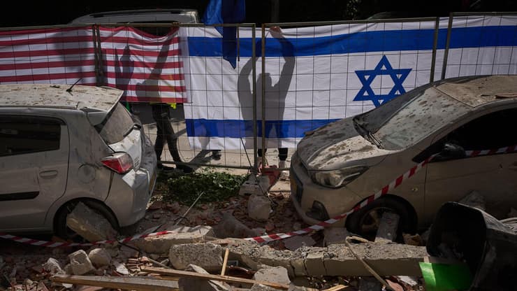 דגלי ישראל וארה"ב, בזירת הפגיעה הקטלנית ברמת גן (צילום: AP Photo/Oded Balilty) זירת הנפילה ברמת גן