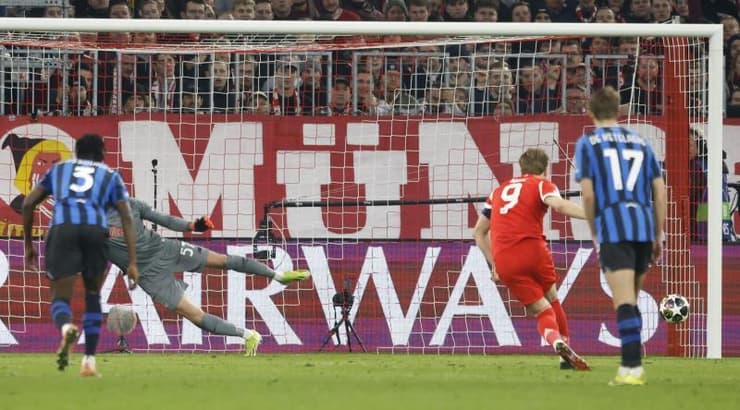 הארי קיין בועט את הפנדל לרשת