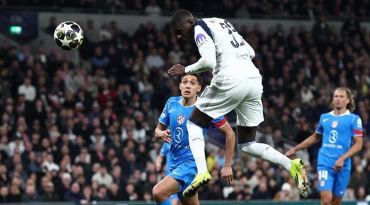 רנדאל קולו מואני נוגח לרשת