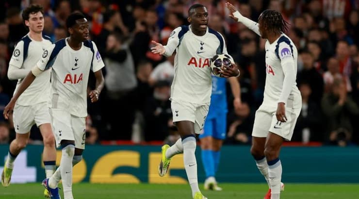 שחקני טוטנהאם מברכים את רנדאל קולו מואני