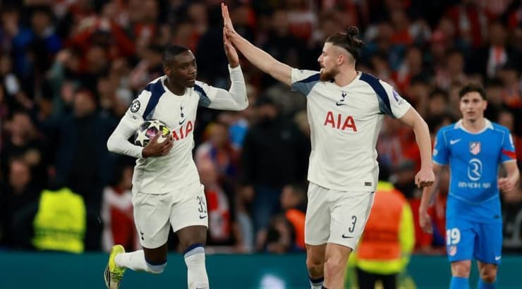 רנדאל קולו מואני ממהר להחזיר את הכדור למרכז המגרש