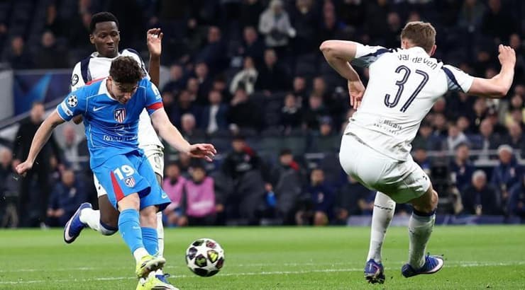 חוליאן אלברס בועט לשער