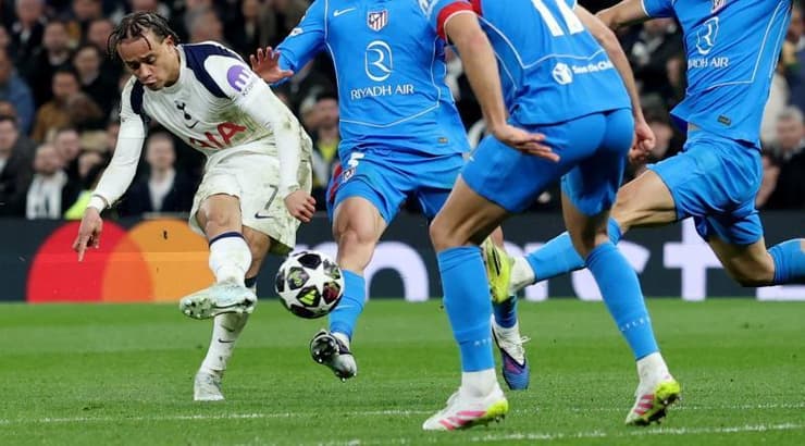 צ'אבי סימונס בועט לרשת