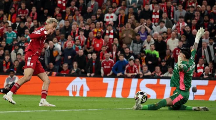 הוגו אקיטיקה מכניס את הכדור לרשת