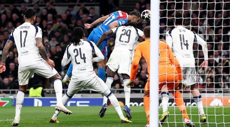 דויד האנצקו נוגח לרשת