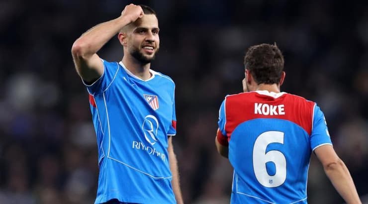 דויד האנצקו מצביע על הראש שהביא את השוויון