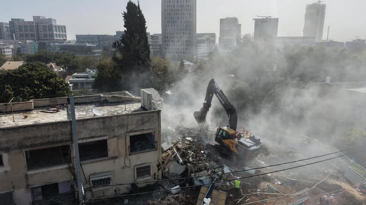 "המטרה של היזמים היא להשלים את הבנייה". הריסה של בניינים בפרויקט התחדשות עירונית בתל אביב של קבוצת רם אדרת