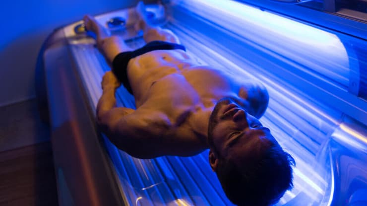 מיטות שיזוף עלולות לפלוט קרינה אולטרה-סגולה בעוצמה גבוהה במיוחד, המגבירה את הסיכון לסרטן העור (צילום: Shutterstock) מיטות שיזוף, מיטת שיזוף
