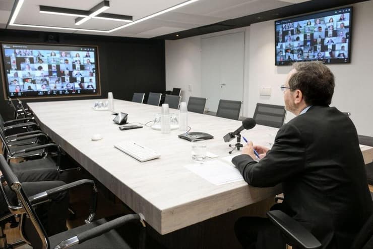 הנשיא יצחק הרצוג מפתיע תלמידים ברחבי הארץ בשיעורים בזום