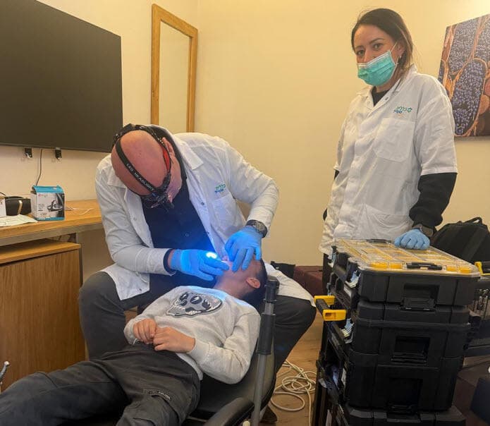 במהלך טיפול שיניים (צילום: דוברות כללית מחוז ירושלים) במהלך טיפול שיניים