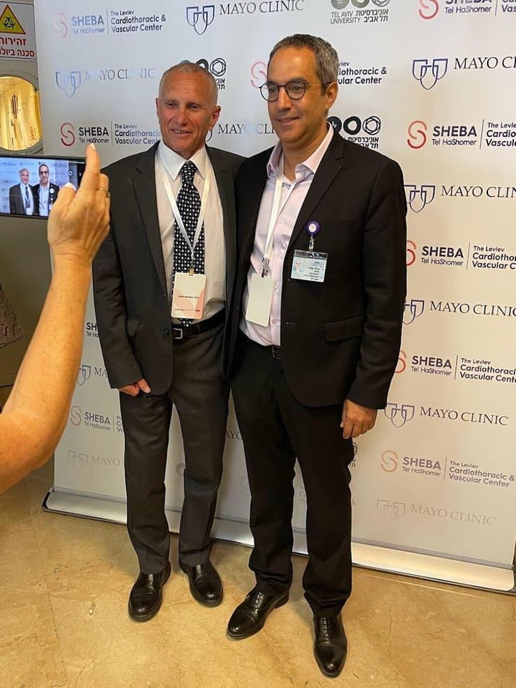 פרופ' אלעד מאור מהמרכז הרפואי שיבא יחד עם פרופ' עמיר לרמן. פרופ' מאור עבר השתלמות עמיתים אצל פרופ' לרמן במאיו קליניק