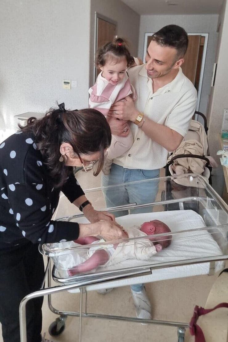 ליאור ישראלוב ובתו שנולדה בפונדקאות נתקעו בקפריסין במהלך מלחמת שאגת הארי