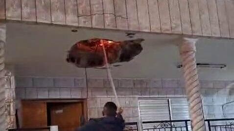 בית שנפגע מטיל מתפצל בג'לג'וליה