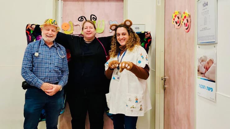 מירה שורק, ד״ר רחל מרנס וד״ר יצחק אלון מחופשים בפורים במרכז לבריאות הילד ביג בית שמש. רגע של חיוך במציאות מורכבת (צילום: דוברות כללית מחוז ירושלים) מירה שורק, ד״ר רחל מרנס וד״ר יצחק אלון מחופשים בפורים במרכז לבריאות הילד ביג בית שמש. רגע של חיוך במציאות מורכבת