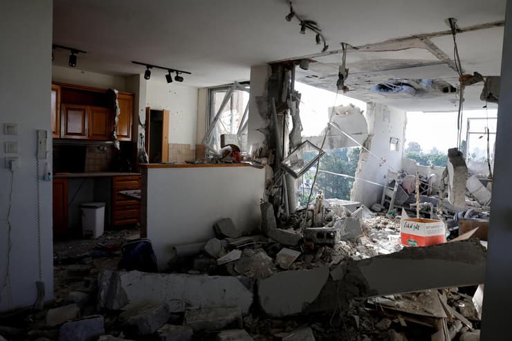 נזק לדירה בתל אביב (צילום: REUTERS/Amir Cohen) נזק לדירה בתל אביב מאחת הנפילות