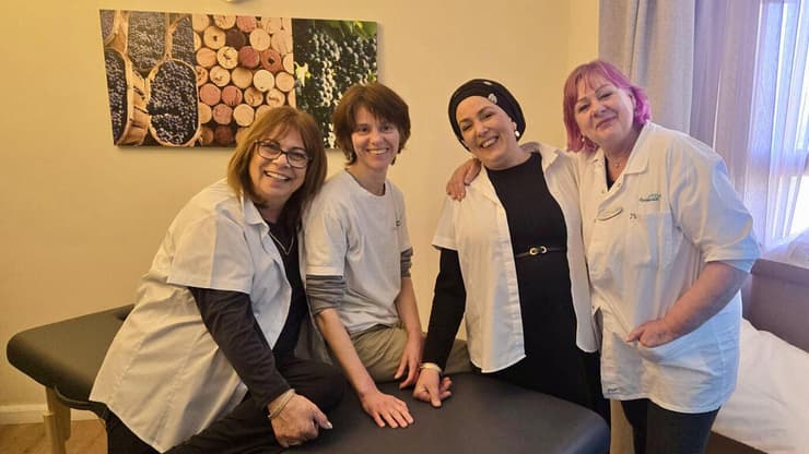 צוות כללית רפואה משלימה במלון המפונים (צילום: דוברות כללית מחוז ירושלים) צוות כללית רפואה משלימה במלון המפונים