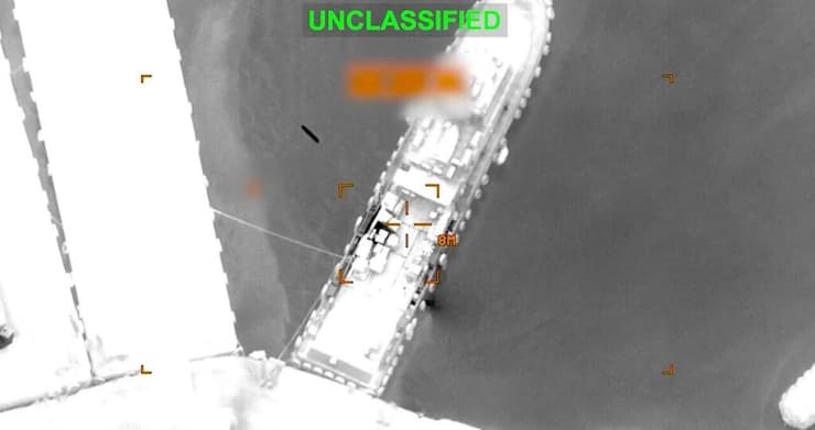 ארה"ב תוקפת ספינה איראנית ליד מצר הורמוז. הנשיא מחכה לסיוע (צילום: CENTCOM) תקיפות אמריקניות על מטרות ימיות איראניות ליד מצר הורמוז