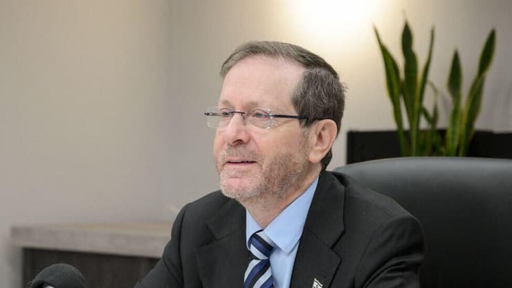 הנשיא יצחק הרצוג מפתיע תלמידים ברחבי הארץ בשיעורים בזום